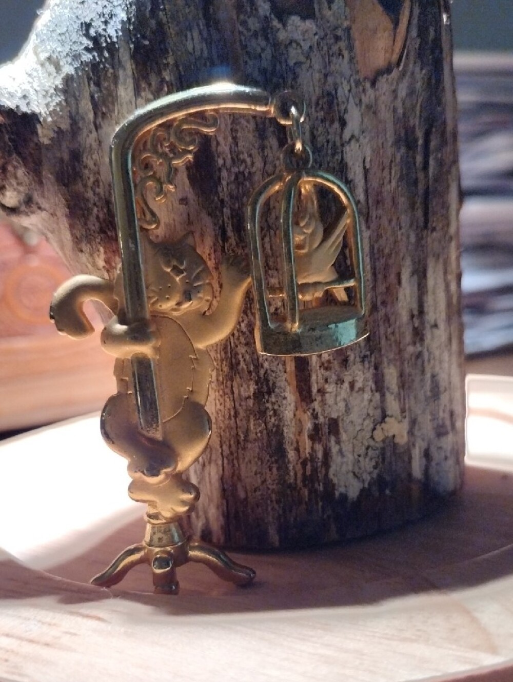 Gold-tone Cat & Birdcage Brooch - Elegant Animal Pin - Picture 6 of 7
